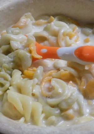 Una foto de Tirabuzones multicolor con salsa de quesos (para niños)