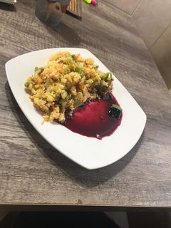 Una foto de Paella vegetariana con salsa de arándanos