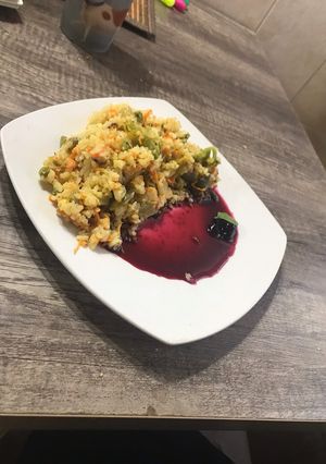 Una foto de Paella vegetariana con salsa de arándanos