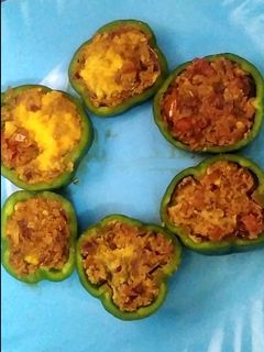 ஸ்டப்ப் பன்னீர் சீஸ் கேப்ஸிகம்(stuffed paneer cheese capsicum recipe in tamil) செய்முறை முக்கிய புகைப்படம்
