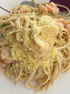 Una foto de Pasta Alfredo con Camarones