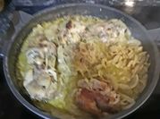 Una foto de pies de cerdo con ajo y perejil