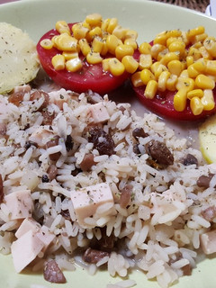Una foto de Arroz con champiñones, pavo, patata y tomate