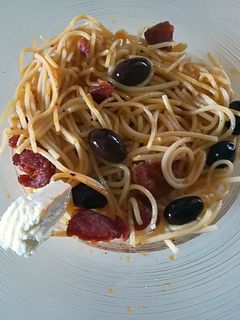 Una foto de Espaguetis con chorizo