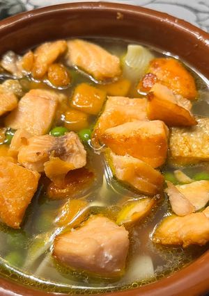 Una foto de Sopa de boniato, guisantes, salmón y miso blanco !!!