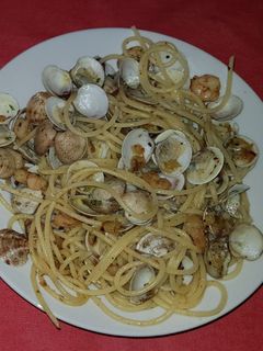 Una foto de Espaguetis con gambas y almejas
