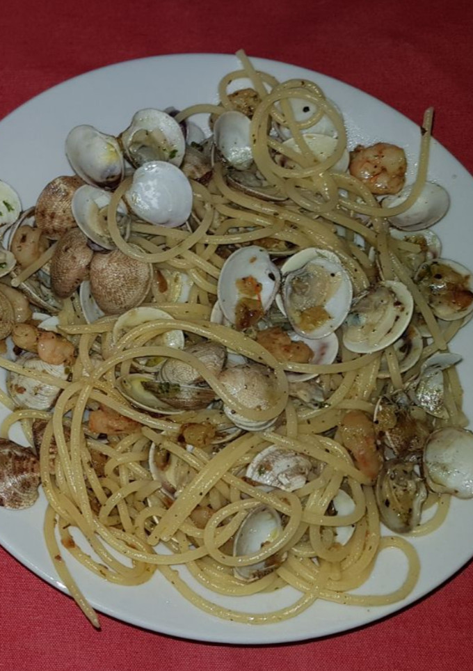 Una foto de Espaguetis con gambas y almejas
