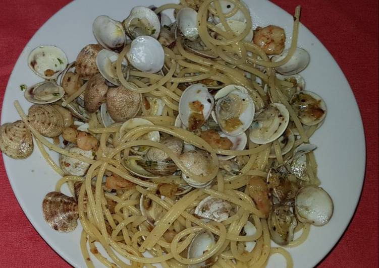 Espaguetis con gambas y almejas