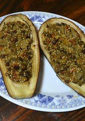 Una foto de Berenjenas rellenas de lentejas y quinoa