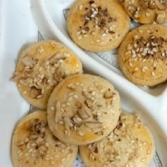 Biscuits with dry fruit 🍪🫓 A picture of Biscuits with dry fruit 🍪🫓.