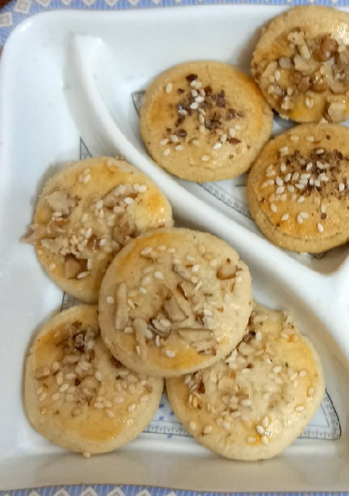 A picture of Biscuits with dry fruit 🍪🫓.