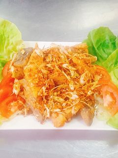 Hình của món Đầu cá Hồi xóc muối xả.