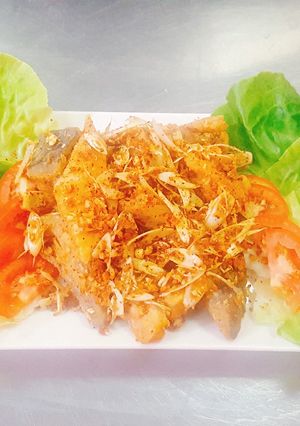 Hình của món Đầu cá Hồi xóc muối xả.