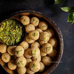 A picture of Til Khoye ke Laddoo.
