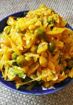 कोबीची  भाजी (kobichi bhaji recipe in marathi) रेसिपी चे मुख्य फोटो 