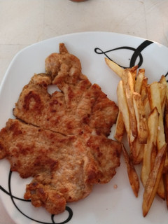 Una foto de Milanesa de res con papas a la francesa