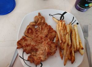 Una foto de Milanesa de res con papas a la francesa