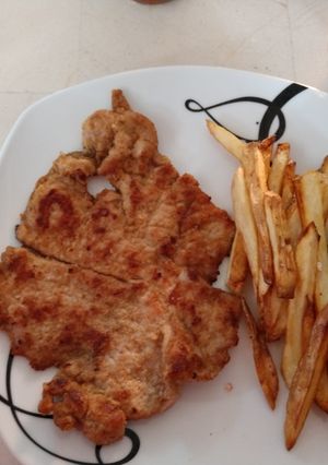 Una foto de Milanesa de res con papas a la francesa