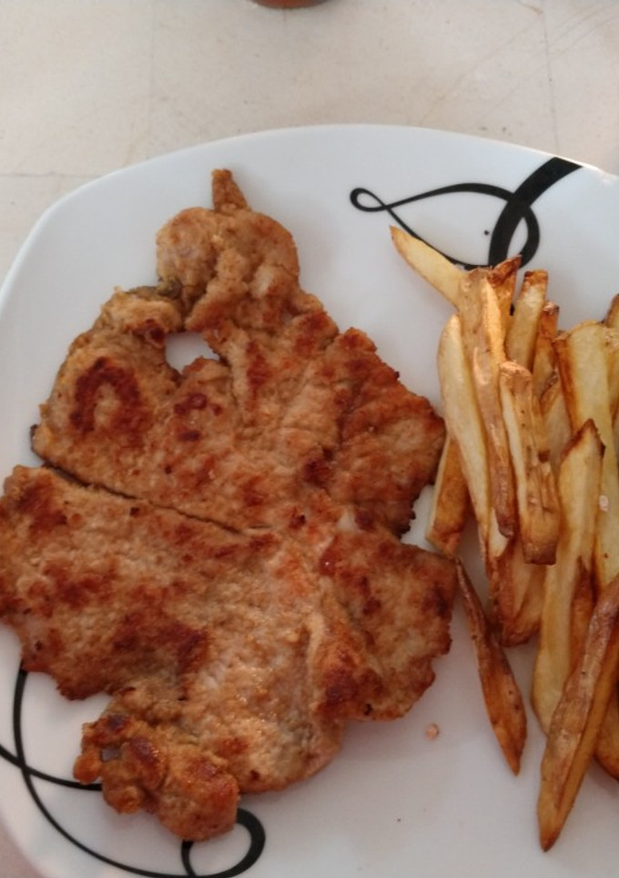 Una foto de Milanesa de res con papas a la francesa