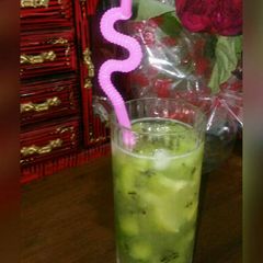A picture of Kiwi mojito.