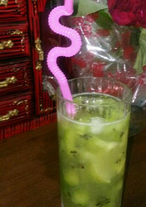 A picture of Kiwi mojito.