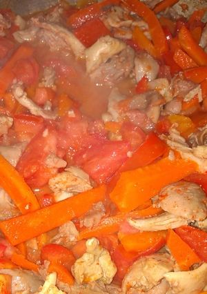 Una foto de Fideos integrales con verduras (zanahoria, morrón, tomate, ajo y espinaca.)