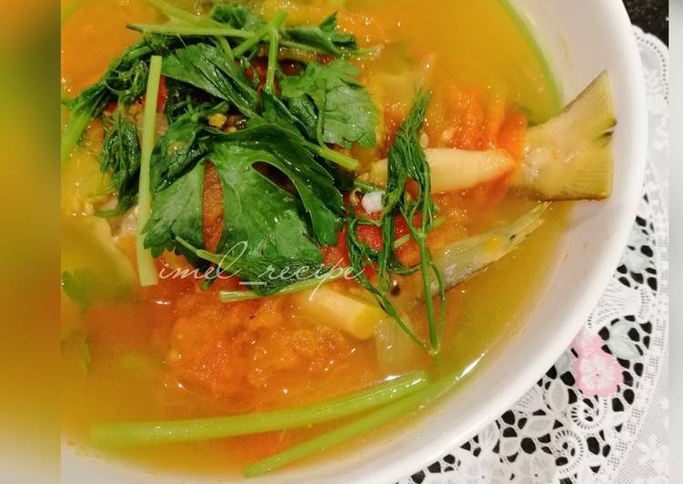 Langkah Mudah untuk Menyiapkan Sup tomato ikan bawal, Lezat Sekali