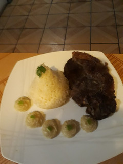 Una foto de Chuletas a la mostaza con salsa de manzanas verdes asadas
