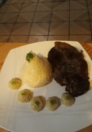 Una foto de Chuletas a la mostaza con salsa de manzanas verdes asadas