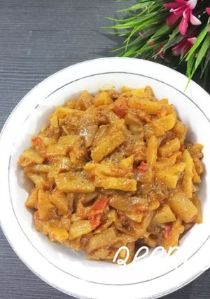 A picture of Khopra Masala Aloo or Potatoes with Dry Coconut.