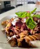 Pasta di ceci con cavolo rosso e mozzarella