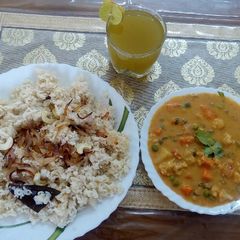 A picture of Coconut rice and coconut curry.