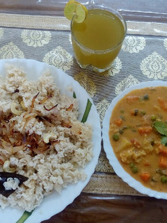 A picture of Coconut rice and coconut curry.