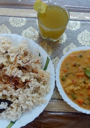 A picture of Coconut rice and coconut curry.
