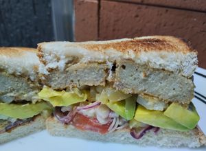 Una foto de Sándwich🍱🥪 de tofu y vegetales🥗..