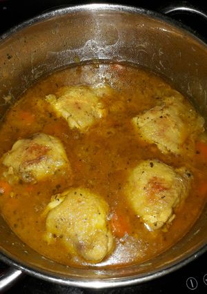 Una foto de Traseros de pollo en salsa