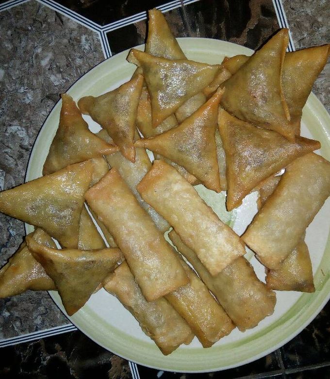 A picture of Hot spring rolls and samosa.