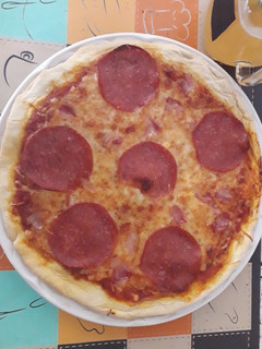 Una foto de Pizza casera🍕 muy rápida y fácil