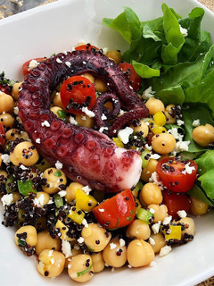 Una foto de Ensalada de pulpo, quinoa y garbanzos