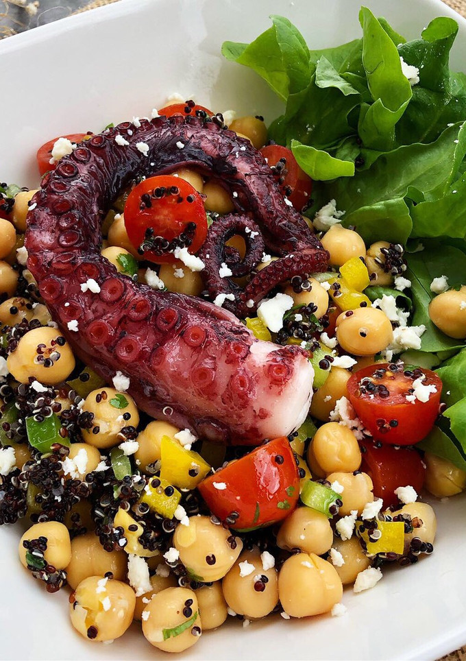 Una foto de Ensalada de pulpo, quinoa y garbanzos