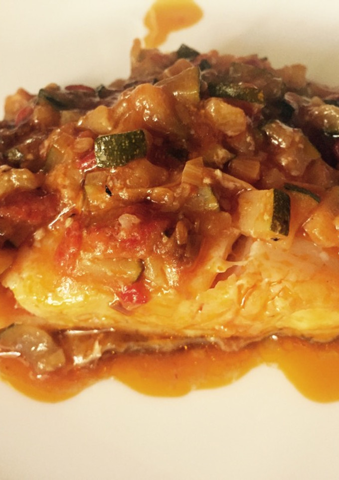 Una foto de Bacalao con pisto