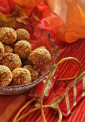 तिल गुड़मूंगफली क़े लड्डू रेसिपी मुख्य फोटो