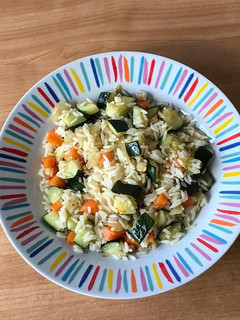 Una foto de Arroz con zanahoria y calabacín