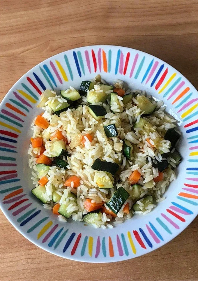 Una foto de Arroz con zanahoria y calabacín