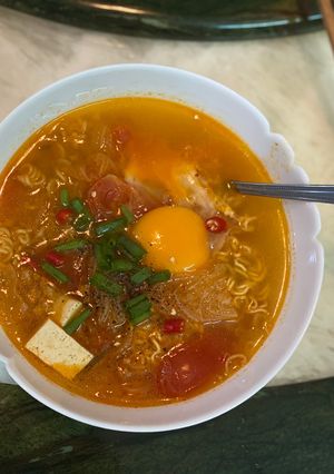 Hình của món Mì kim chi trứng gà.