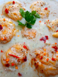 A picture of Mash ki daal kay dahi baray (Lentil fritters in yoghurt).