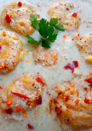 A picture of Mash ki daal kay dahi baray (Lentil fritters in yoghurt).