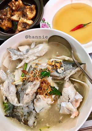 Hình của món Canh Chua Đầu Cá Hồi (Salmon Fish Head Sour Soup)🐟🍲.