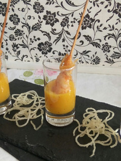 Una foto de Brocheta de gamba crujiente con dip de mango en vasito