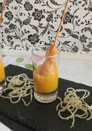 Una foto de Brocheta de gamba crujiente con dip de mango en vasito